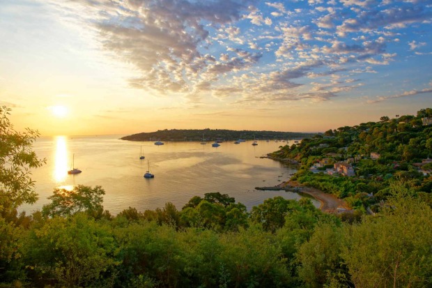 Sonnenuntergang über einer Bucht bei Saint-Tropez mit Segelbooten