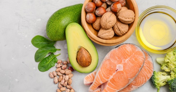 Ernährung mit Omega-3-Fettsäuren, Nüsse, Avocado, pflanzliche Öle,... | Credit: JulijaDmitrijeva/Shutterstock