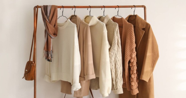 Kleiderstange mit Herbstmode-Essentials; Credits: New Africa/Shutterstock