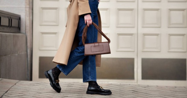 Seitenansicht Frau in Herbstkleidung/Herbstmode; Credits: Anna Zhukkova/Shutterstock