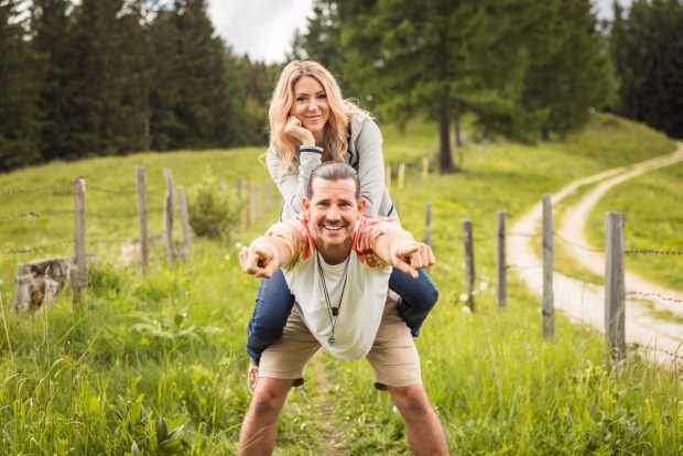 Simone Lugner und Alexander Schneller gemeinsam auf der Alm für „Forsthaus Rampensau 2026“.