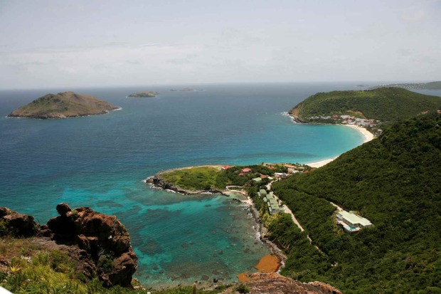 Blick über die grüne Küste von St. Barth mit türkisblauem Meer und vorgelagerten Inseln