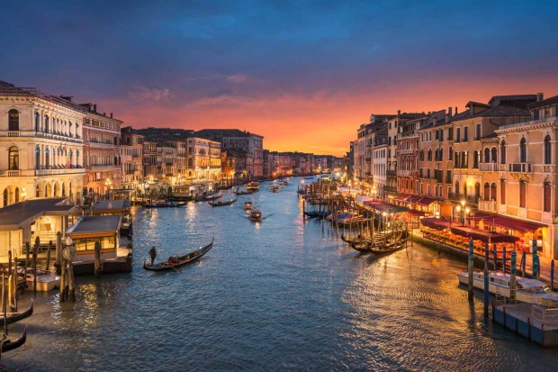 Canal Grande in Venedig bei Sonnenuntergang mit Gondeln und historischen Palazzi