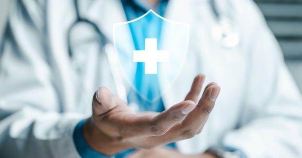 Arzt mit medizinischem Symbol für Gesundheitsvorsorge