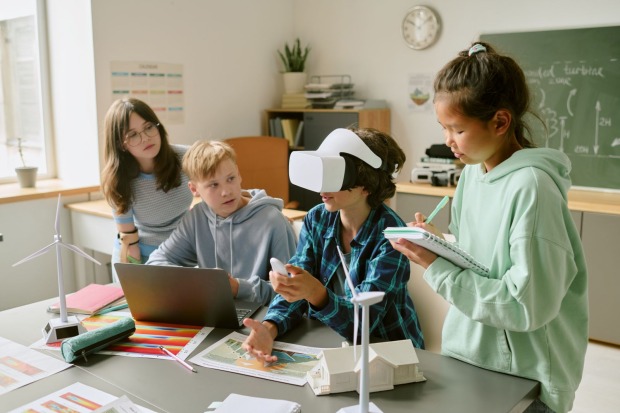 Kindern lernen mit VR-Brille