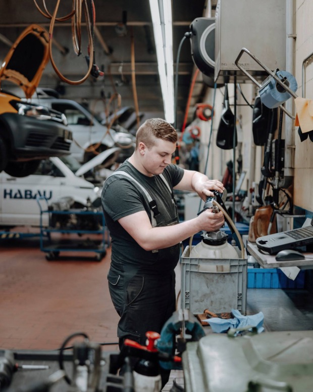 Lehrling in Mechaniker-Werkstatt | Credit: Autohaus Ortner