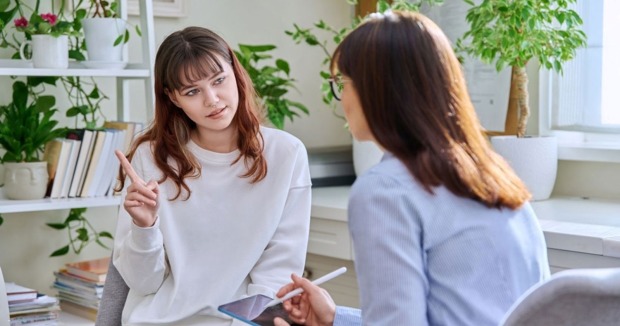 Zwei Frauen im Gespräch | Credit: VH-studio/Shutterstock