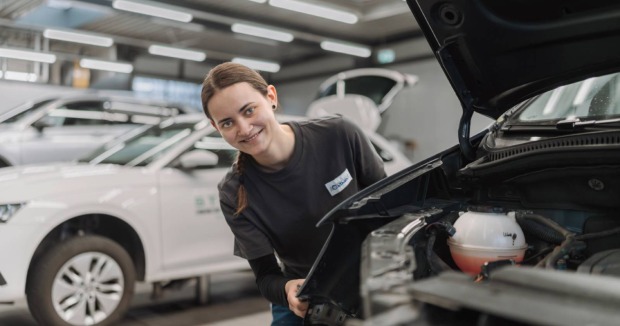 Lehrling in Mechaniker-Werkstätte | Credit: Autohaus Ortner