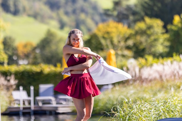 Junge Frau tanzt in der Natur | Credit: Ryszard Rak