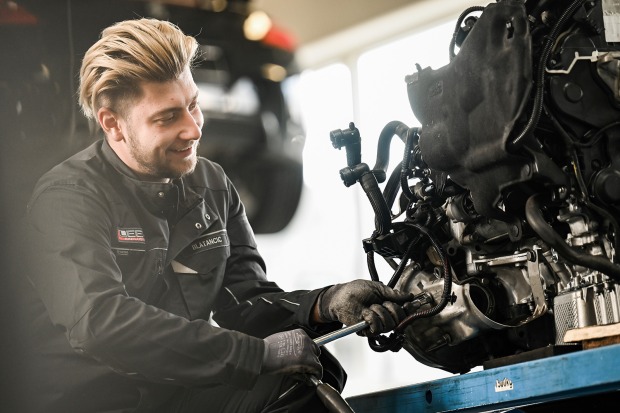 Junger Mechaniker bei der Arbeit | Credit: Markus Wenzel