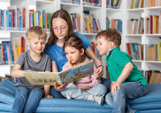 Elementarpädagogin mit Kindern beim gemeinsamen Lesen | Credit: Alexander Hennerbichler