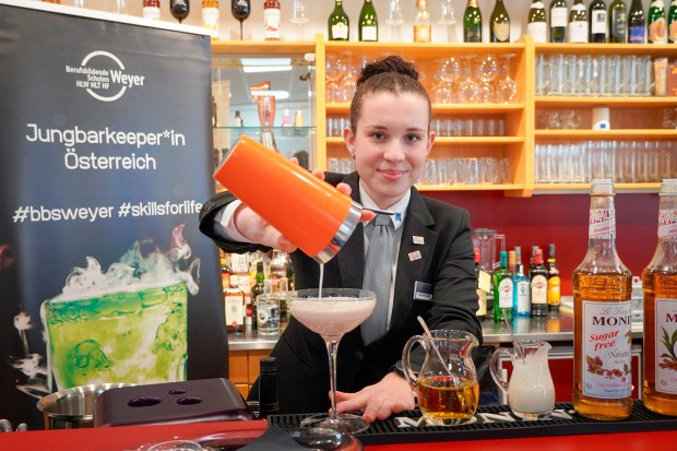 Junge Mitarbeiterin eines Lokals beim Cocktail-Mixen | Credit: BBS Weyer
