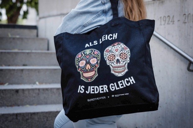 Schwarze Tragtasche mit dem Spruch "Als Leich is jeder gleich" | Credit: Bestattung Wien/Harald Lachner