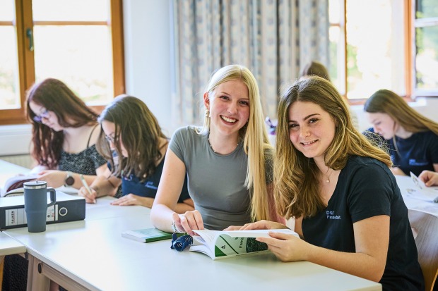 Schülerinnen im Klassenzimmer | Credit: Caritas