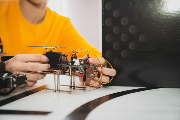 Schüler bei technischen Arbeiten | Credit: Dizfoto/Shutterstock