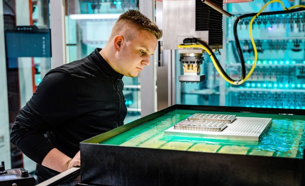 Lehrling bei der Arbeit in einer Werkshalle | Credit: ELMET