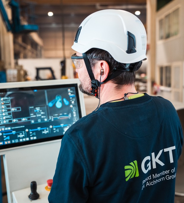 Junger Lehrling bei der Arbeit in der Werkshalle | Credit: GKT