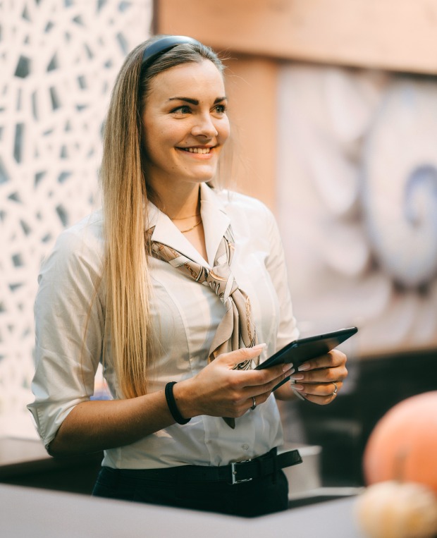 Junge Mitarbeiterin eines Hotels | Credit: Hotel Winzer