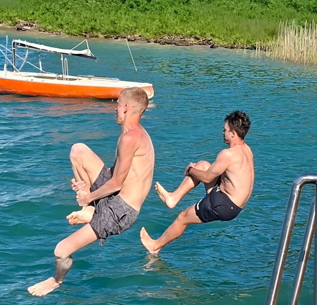 Schüler beim Sprung ins Wasser | Credit: HTL Hollabrunn
