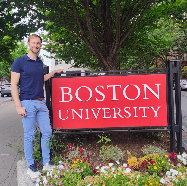 Junger Student vor dem Schild der Universität Boston | Credit: HTL Hollabrunn