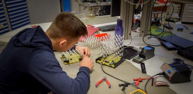 Schüler bei technischen Arbeiten | Credit: HTL Mistelbach