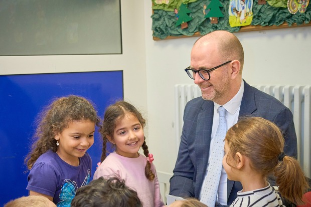 Der Linzer Bürgermeister Dietmar Prammer beim Besuch eines Kindergartens | Credit: Andreas Brugger