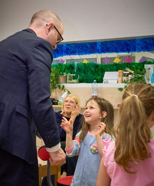 Der Linzer Bürgermeister Dietmar Prammer beim Besuch eines Kindergartens | Credit: Andreas Brugger