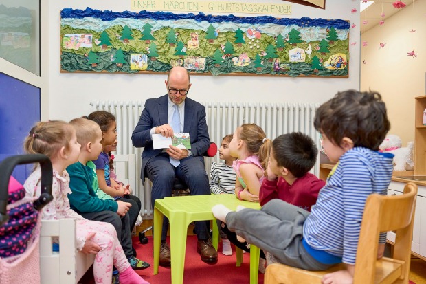 Der Linzer Bürgermeister Dietmar Prammer beim Besuch eines Kindergartens | Credit: Andreas Brugger