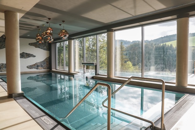 Indoor-Pool im Wellness-Hotel | Credit: Hotel Königswieserhof