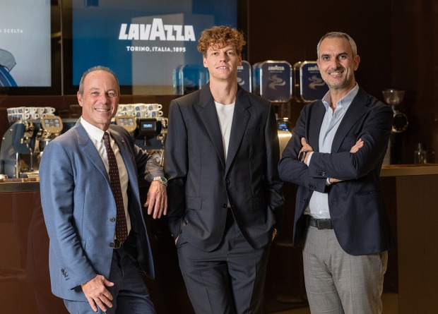Giuseppe Lavazza, Jannik Sinner und Marco Lavazza | Credit: Lavazza