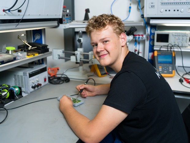 Männlicher Lehrling bei der Arbeit | Credit: Jochen Russmann