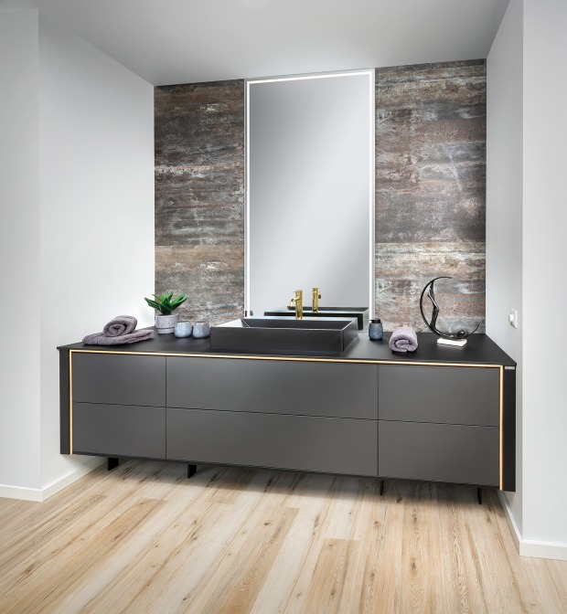 Modernes Badezimmer mit Naturstein-Optik | Credit: P.MAX