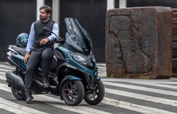 Mann legt mit seiner Piaggio eine Rast ein | Credit: Piaggio