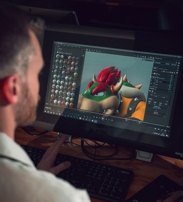 Mann bei der Bearbeitung von Bild- und Videomaterial | Credit: SAE Austria/Christopher Blank