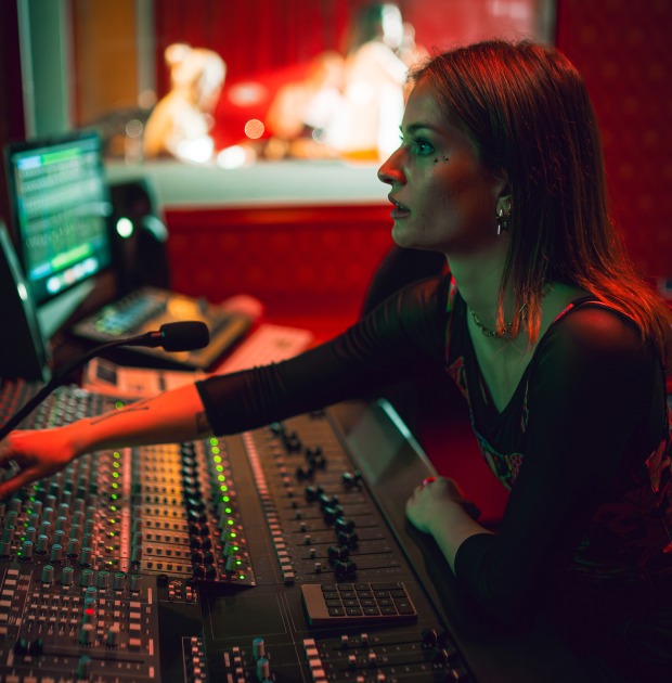 Junge Frau beim Cut im Studio | Credit: SAE Austria/Christopher Blank