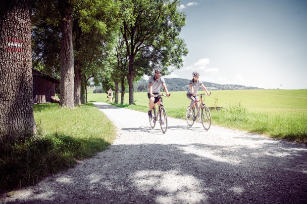Frau und Mann bei gemeinsamer Radtour | Credit: Hotel &amp; Therme NOVA/Die Abbilderei