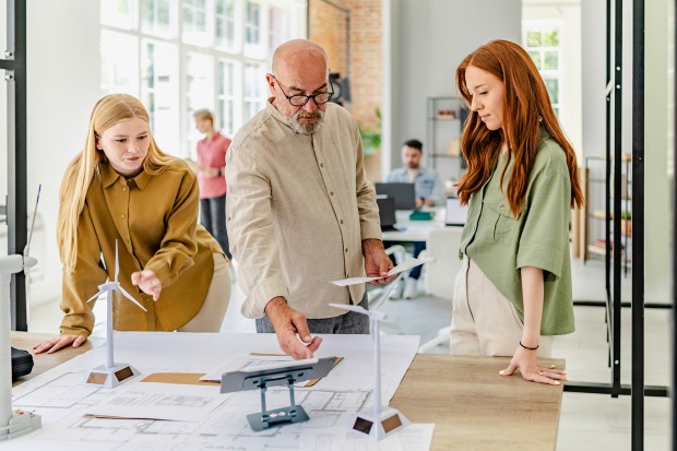 Kreatives Team bei der Arbeit | Credit: South_agency/iStock.com