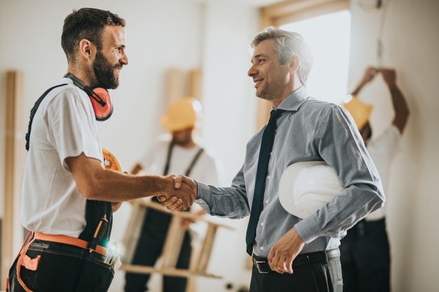 Professioneller Handshake zwischen zwei Männern im beruflichen Alltag | Credit: skynesher/iStock.com