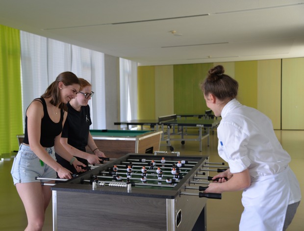 Weibliche Lehrlinge beim Tischfußball | Credit: Weekend Magazin Steiermark