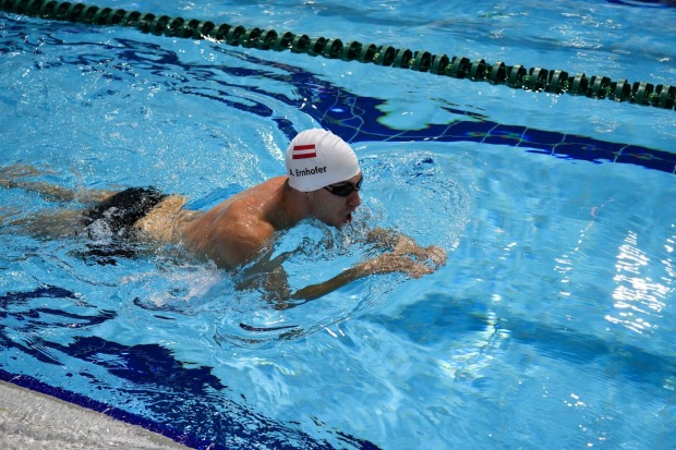 Im Becken schwimmend
