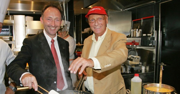 Historische Aufnahme von DO &amp; CO Gründer Attila Dogudan und dem legendären Formel-1-Piloten Niki Lauda als Geschäftspartner.