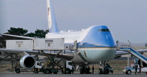 Ein Catering-Lkw von DO &amp; CO angedockt an der Air Force One auf dem Flughafen in Ankara für die geheime Evakuierung von Donald Trump.
