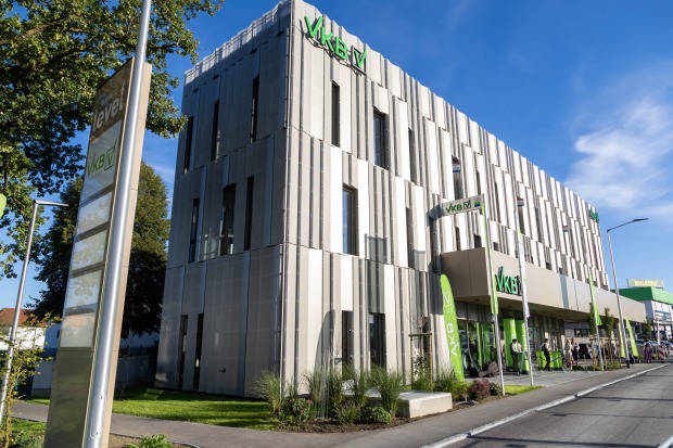 Moderne Außenansicht des neuen VKB Kompetenzzentrums in der Druckereistraße in Gmunden.