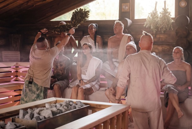 Wenik-Aufguss mit Birkenzweigen in der Panorama-Sauna | Credit: Thermenresort Loipersdorf