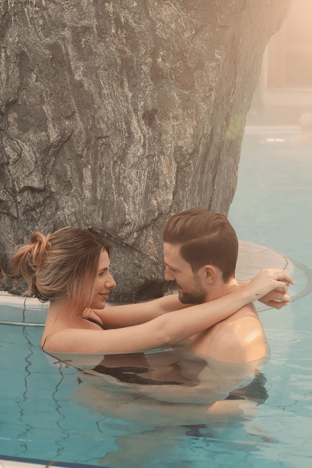 Auszeit zu zweit im Thermalwasserbecken „Felsenbad“ im Schaffelbad | Credit: Thermenresort Loipersdorf