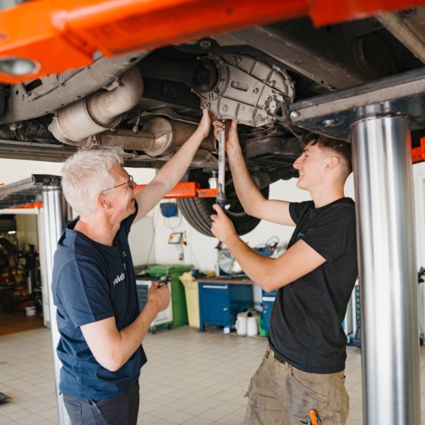 Lehrlinge in einer Werkstatt bei der Arbeit | Credit: Kneidinger Center
