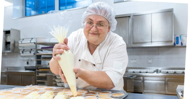 Konditorin bei der Arbeit | Credit: Klinikum Wels-Grieskirchen/Nik Fleischmann