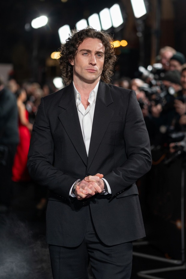 Aaron Taylor-Johnson im schwarzen Anzug auf dem roten Teppich. Der britische Schauspieler wird als möglicher James Bond gehandelt.