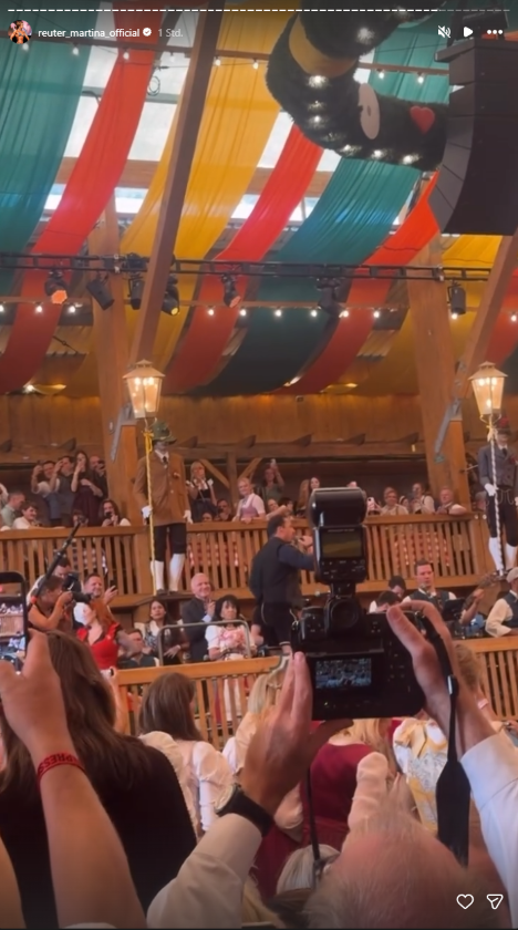 Blick ins volle Festzelt beim Wiesn-Besuch von Martina Reuter und dem Auftritt von Andreas Gabalier.