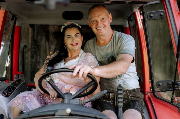 „Bauer sucht Frau“: Dina alias Lugners „Kugelfisch“ gemeinsam mit Bergbauer Arnold auf einem Traktor.